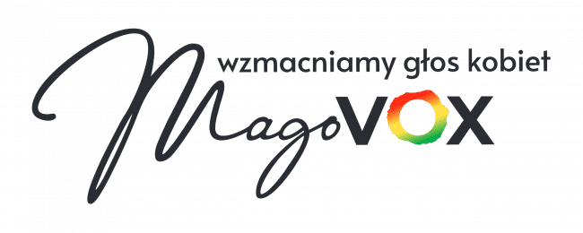 Logo MagoVox składa się z cząstki "Mago" napisanej jakby pismem odręcznym oraz cząstki "Vox", gdzie "O" jest czerwono-żółto-zielonym kółkiem. Nad słowem Magovox napis "wzmacniamy głos kobiet"