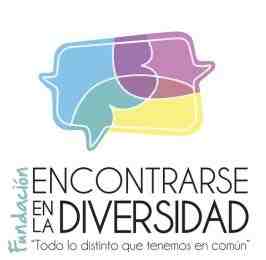 A colorful speech bubble, with shades of blue, green, yellow, and purple overlapping. It says "Fundación Encontrarse en la Diversidad".