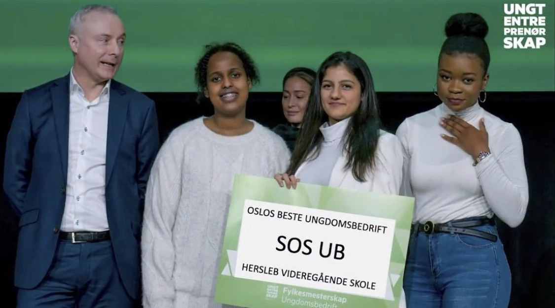 SOS's team with the prize “The best youth company in Oslo”
