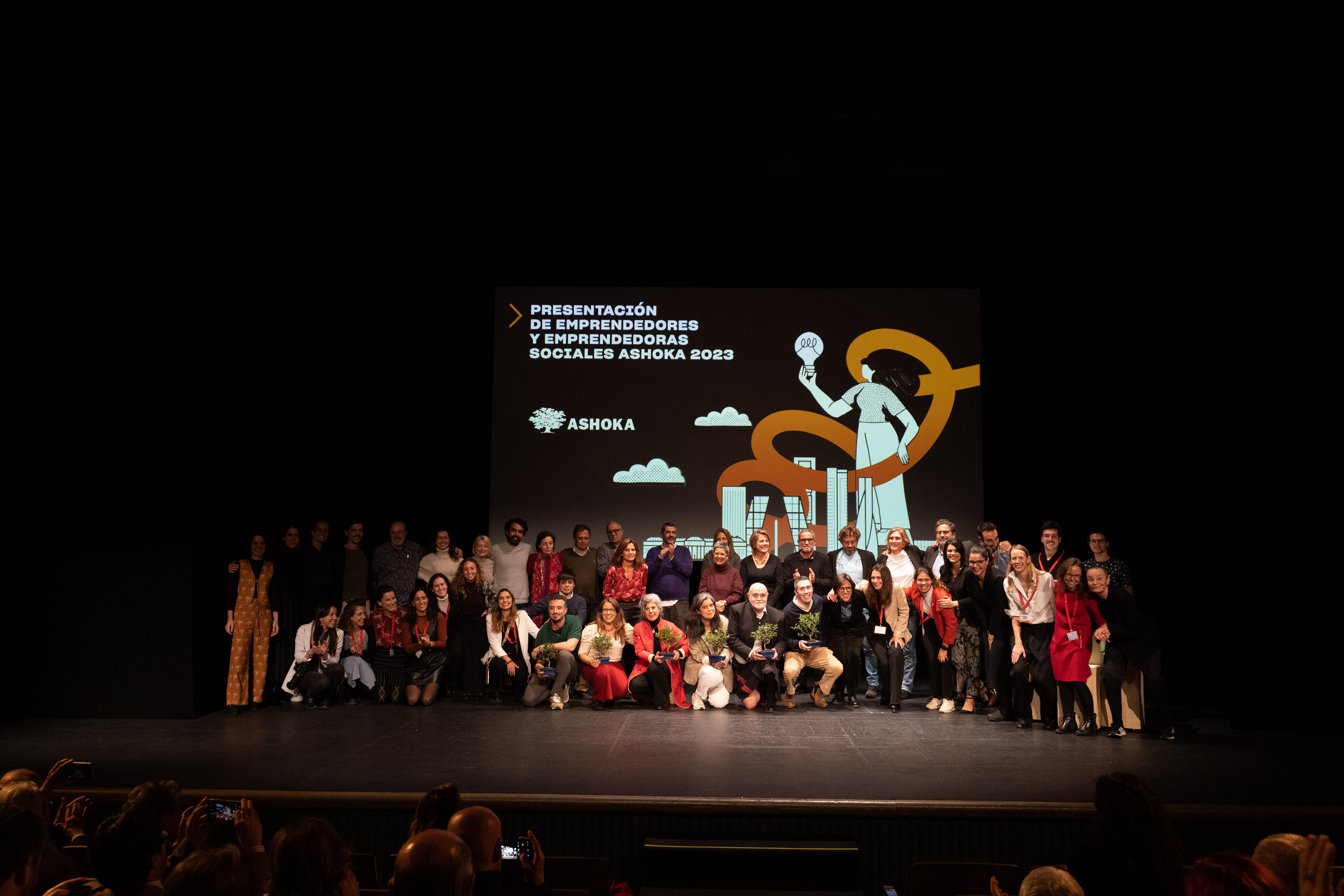 Foto en el escenario de la Presentación de Emprendedores y Emprendedoras Sociales Ashoka 2023