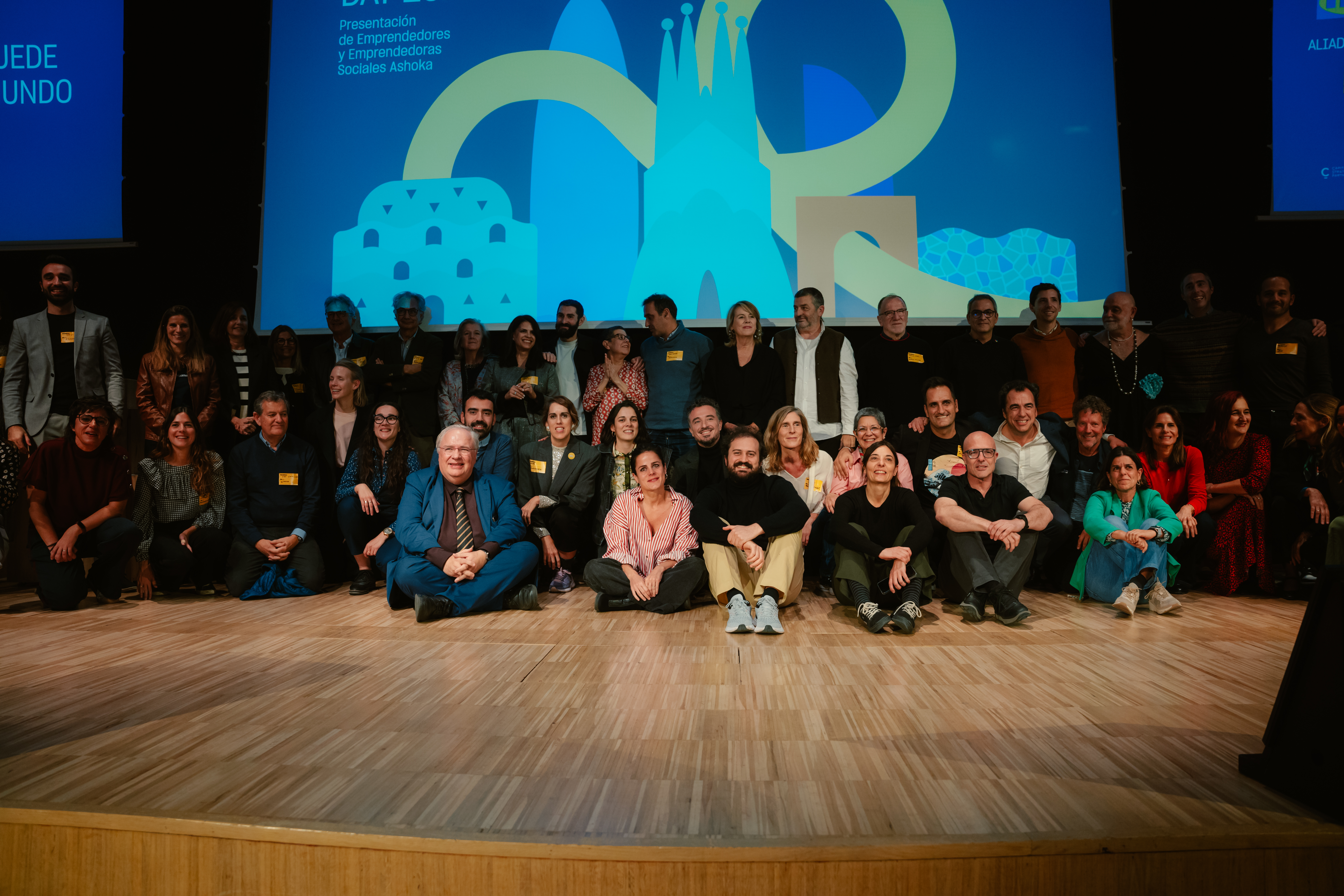 Fotografía final con todas las personas de la comunidad Ashoka que asistieron al Ashoka Changemakers Day 2024