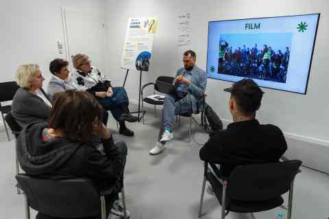 A grop of people listening to presentation