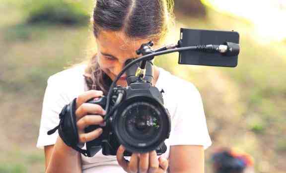 Menina adolescente segurando uma câmera