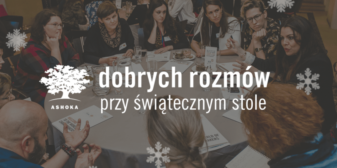 Na tle zdjęcia osób siedzących przy okrągłym stole i rozmawiających napis "dobrych rozmów przy świątecznym stole". Po lewej stronie od napisu logo Ashoki - drzewo.