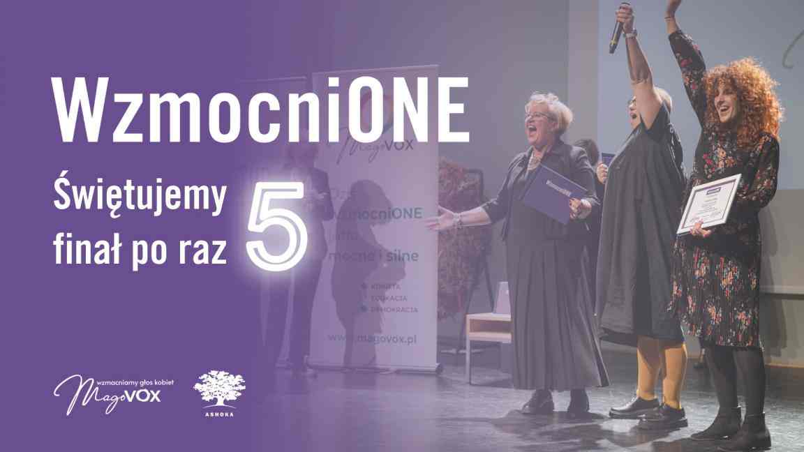 Na fioletowym tle biały napis "WzmocniONE. Świętujemy finał po raz 5." Na dole po lewej stronie logo MagoVox oraz Ashoki w Polsce. Po prawej stronie zdjęcie 3 kobiet stojących na scenie, cieszących się, uśmiechających i trzymających dyplomy.