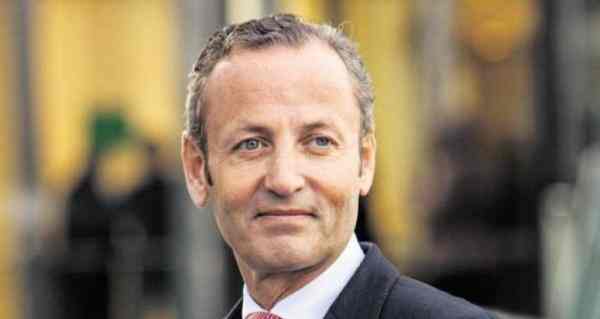 Edouard malo Henry - cheveux gris yeux bleus homme 50 ans souriant