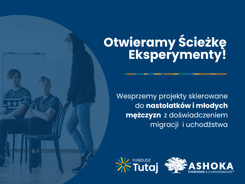 Na grantowym tle po lewej stronie biały napis "Otwieramy Ścieżkę Eksperymenty! Wesprzemy projekty skierowane do nastolatków i młodych mężczyzn z doświadczeniem migracji i uchodźstwa." Poniżej logo Funduszu Tutaj i logo Ashoki. Po prawej stronie grafiki zdjęcie przedstawiające 2 nastolatków siedzących na krzesłach i jednego nastolatka stojącego i opierającego się o krzesło.