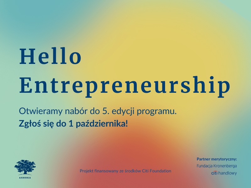 Na zielono-żółto-czerwony tle niebieski napis "Hello Entrepreneurship: Otwieramy nabór do 5. edycji programu. Zgłoś się do 1 października!" Poniżej logo Ashoki i napisa "Projekt finansowany ze środków Citi Foundation. Partner merytoryczny: Fundacja Kronenberga Citi Handlowy"