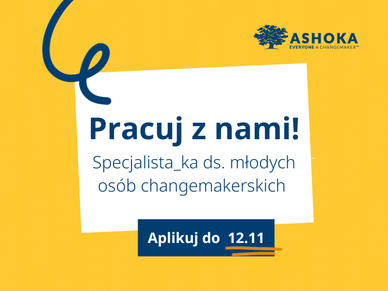 Na żółtym tle biały prostokąt z tekstem "Pracuj z nami! Specjalista_ka ds. młodych osób changemakerskich. Aplikuj do 12.11" W prawym górnym rogu logo Ashoki.