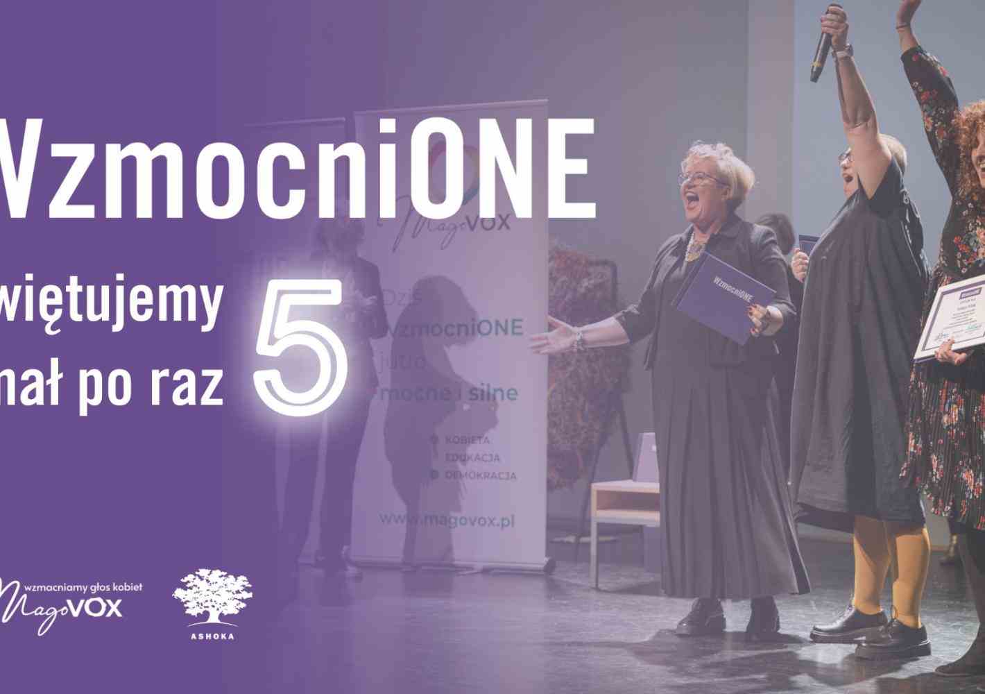 Na fioletowym tle biały napis "WzmocniONE. Świętujemy finał po raz 5." Na dole po lewej stronie logo MagoVox oraz Ashoki w Polsce. Po prawej stronie zdjęcie 3 kobiet stojących na scenie, cieszących się, uśmiechających i trzymających dyplomy.