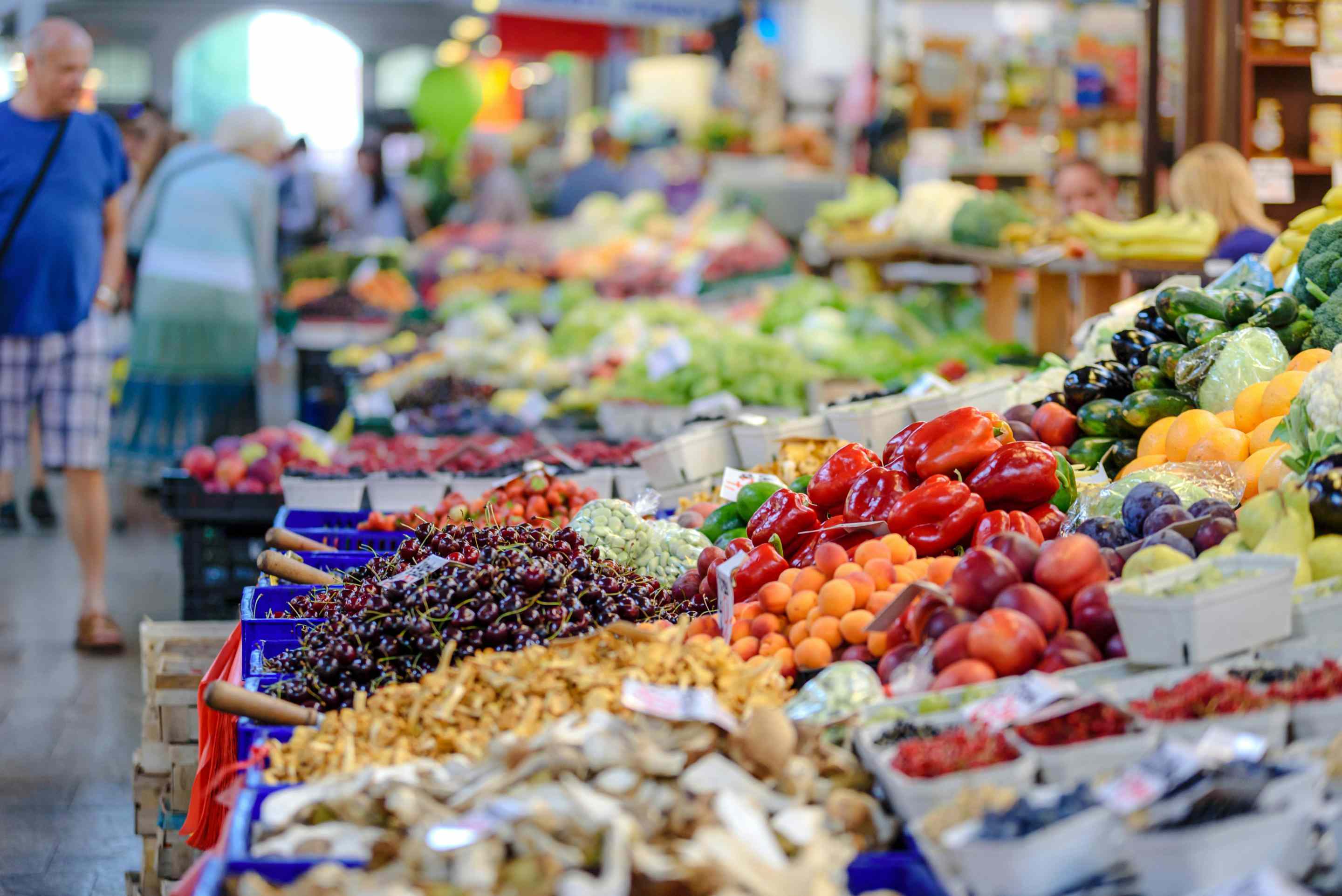 Fotografía de las frutas y verduras expuestas en un mercado