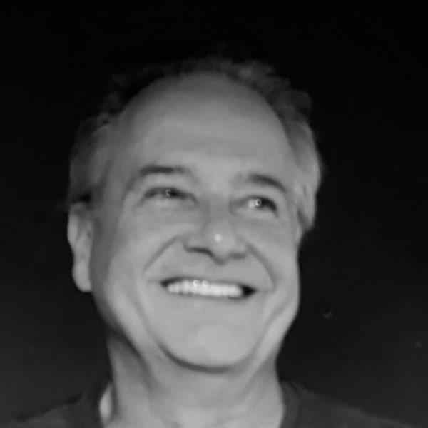 Foto em preto e branco de Álmos Makray, homem branco com cabelos curtos e grisalhos que sorri