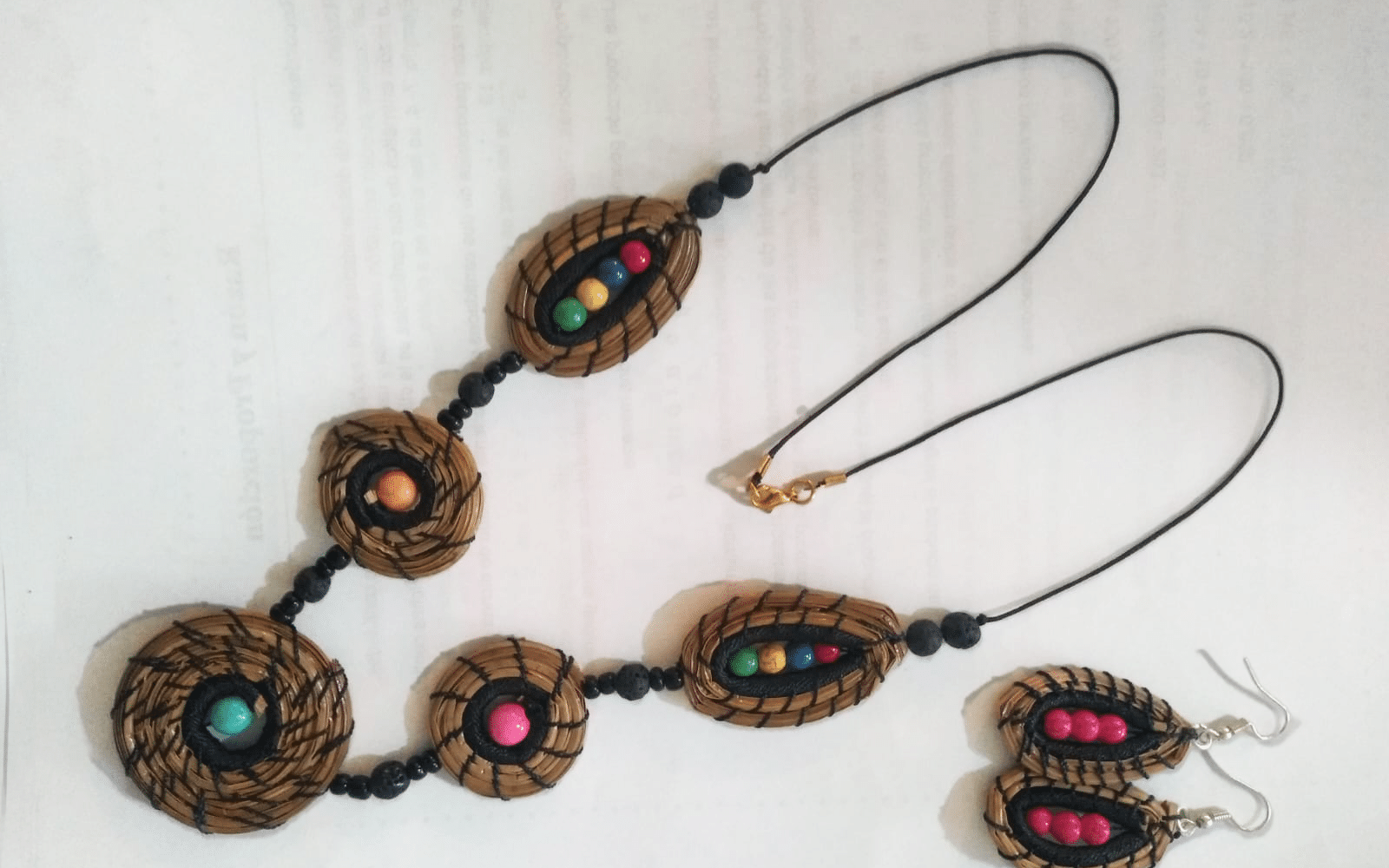 Collar y aretes a base de ocote