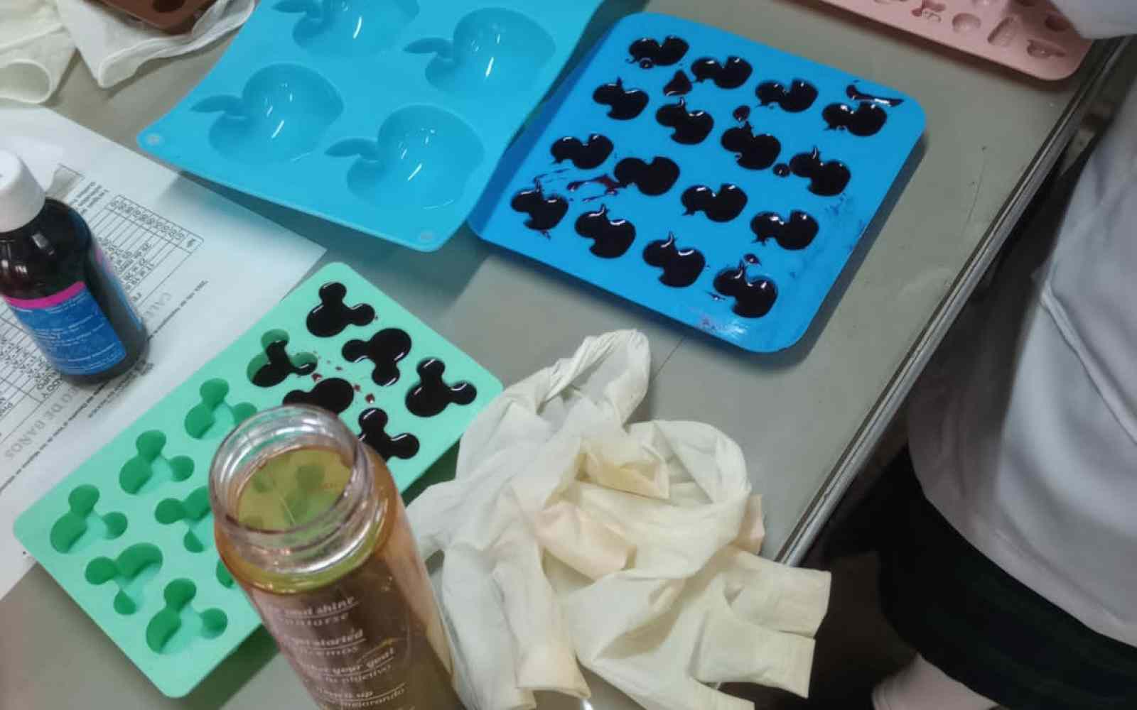 Fotografía de cómo se producen las gomitas en el laboratorio, en este caso están en los moldes.