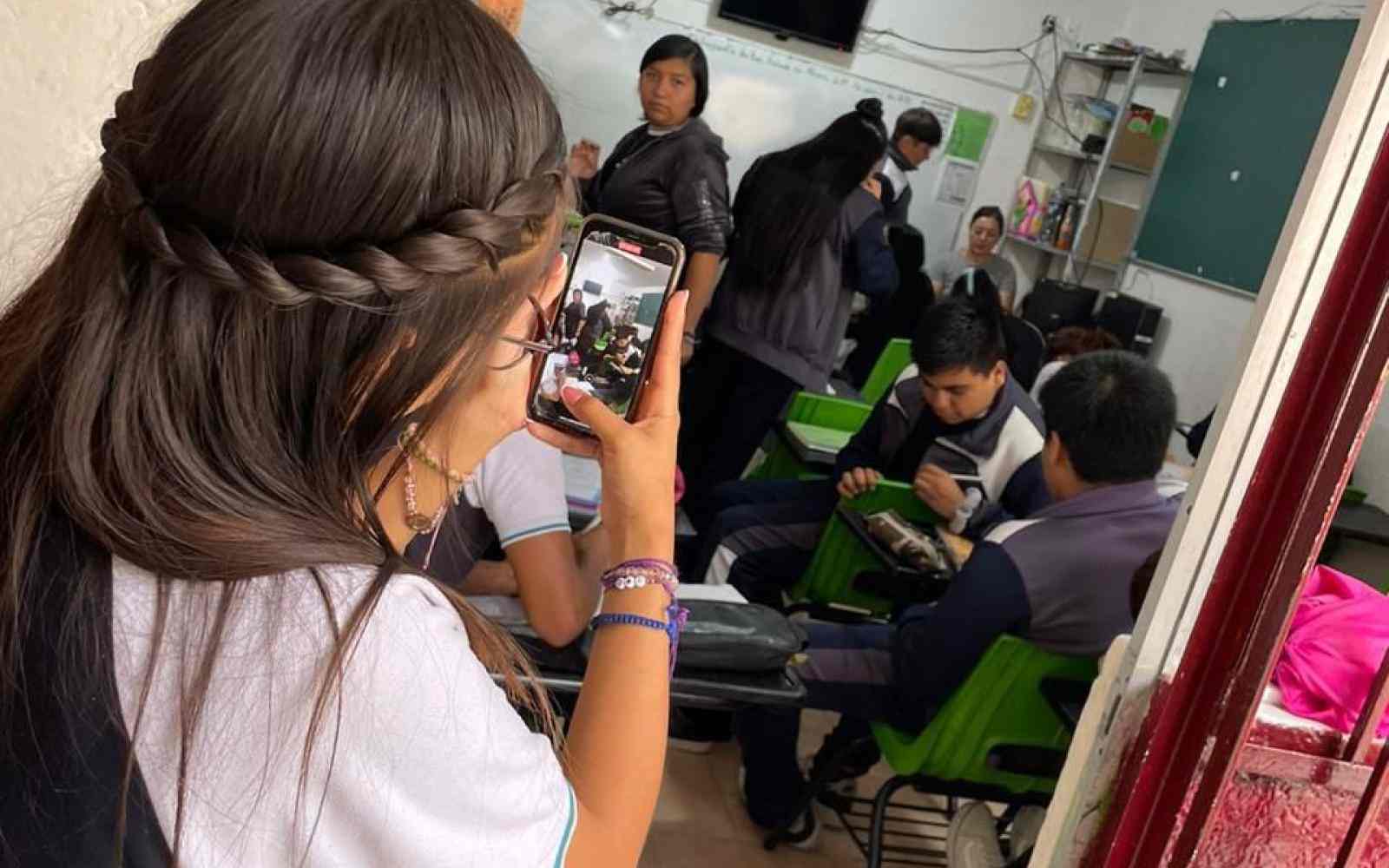 Dayna tomando un video de su salón de clases