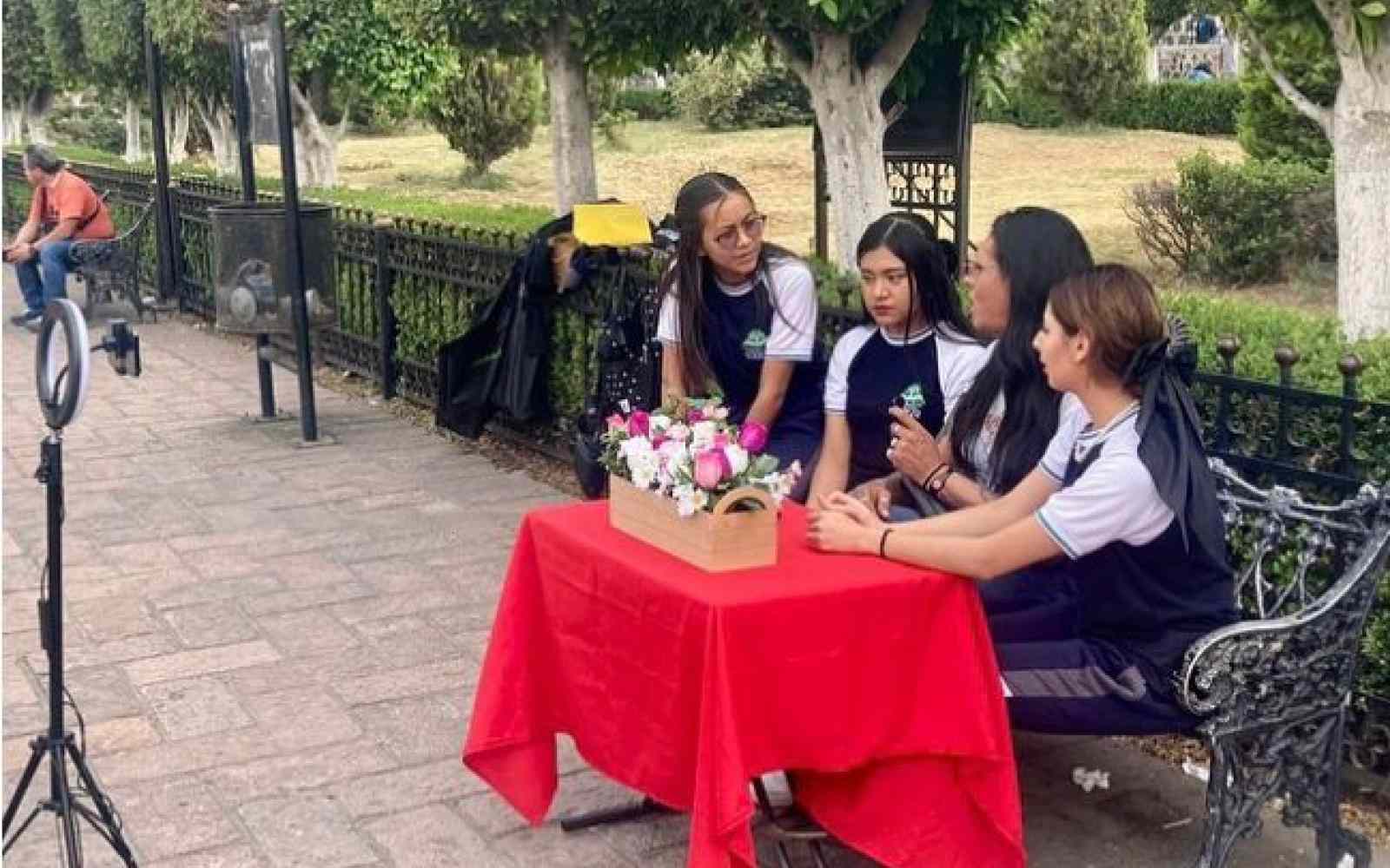 Grupo de niñas sentadas en un stand en un parque