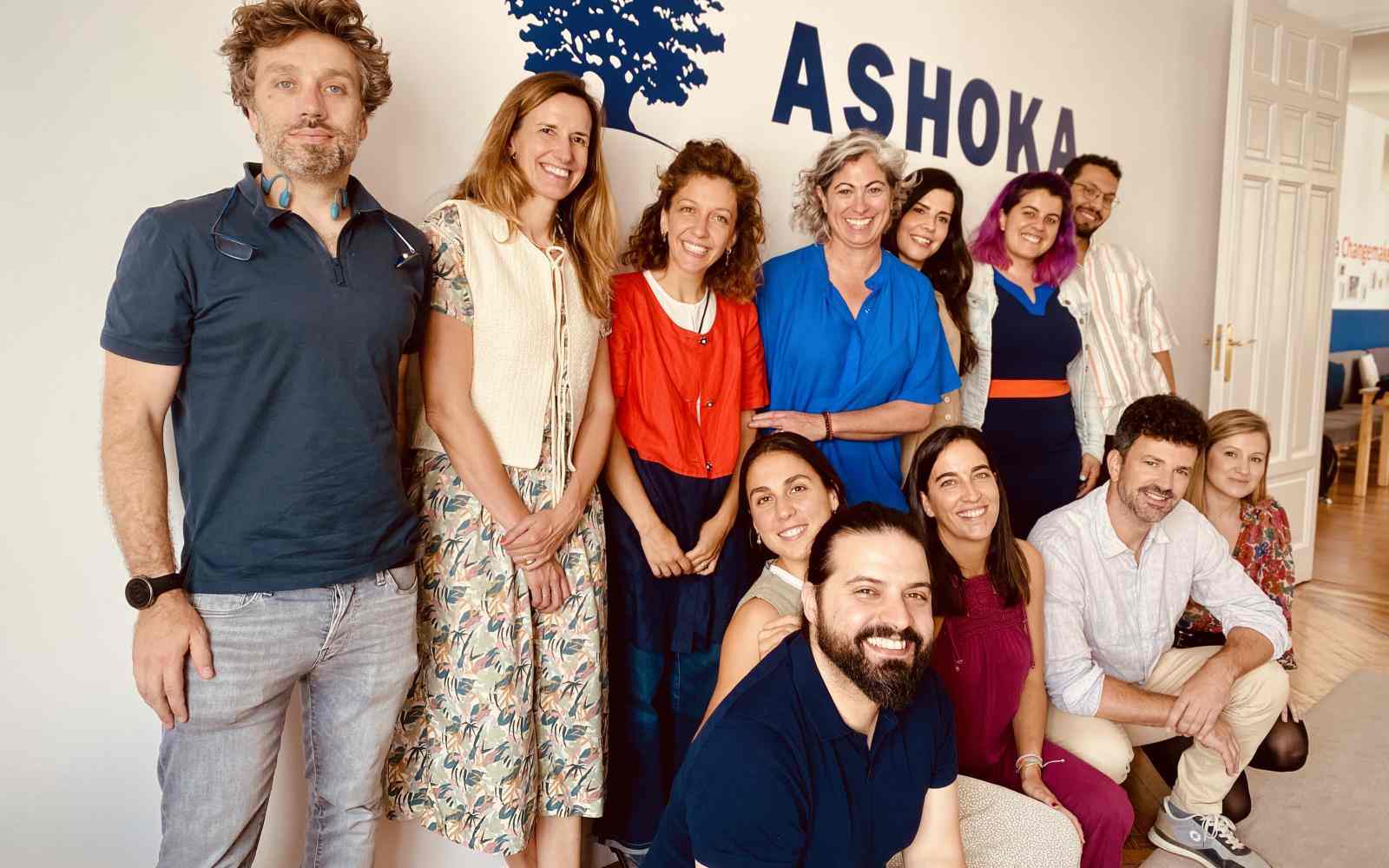 Personas que conforman el proyecto AI FOR BETTER posando bajo el logo de Ashoka