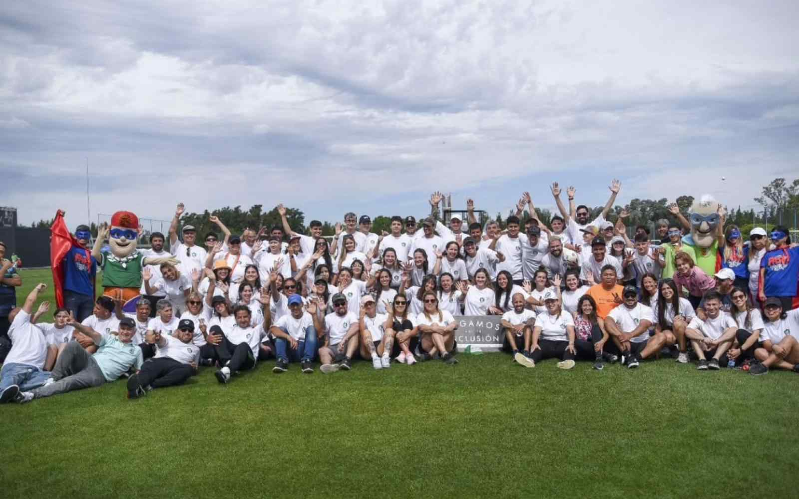 jóvenes de granja andar al aire libre