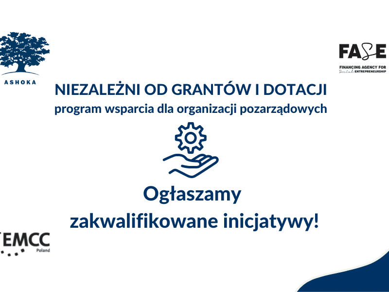 Na białym tle granatowy napis "Niezależni od grantów i dotacji - program wsparcia dla organizacji pozarządowych. Ogłaszamy zakwalifikowane inicjatywy!". W lewym górnym rogu logo Ashoki, w prawym górnym rogu logo Financing Agency for Social Entrepreneurship, w dolnym lewym rogu logo EMCC Poland. Na środku grafika dłoni trzymających koło zębate.