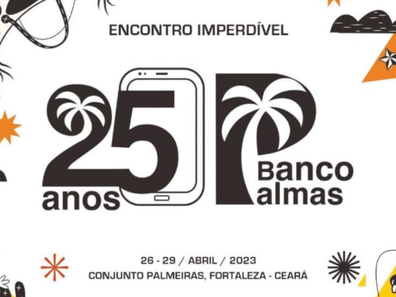 Ao centro da ilustração, está um celular, de onde sai o escrito "25 anos", com o número em destaque; à direita, está o logo do Banco Palmas. No centro, acima, lê-se "ENCONTRO IMPERDÍVEL". Na parte de baixo da ilustração, lê-se "26-29/abril/2023", "Conjunto Palmeiras, Fortaleza - Ceará". Ao redor, há ilustrações em preto, branco, laranja e amarelo de nuvens, cactos, estrelas e um chapéu de cangaceiro