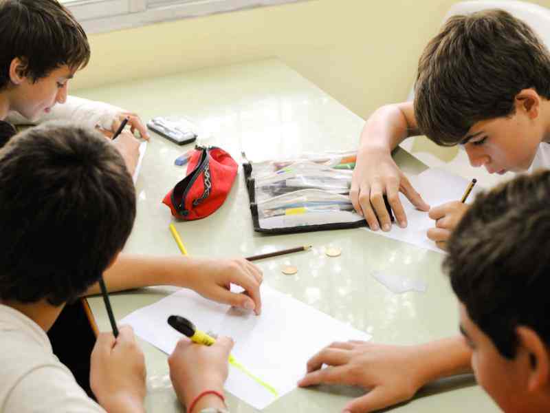 Niños escribiendo