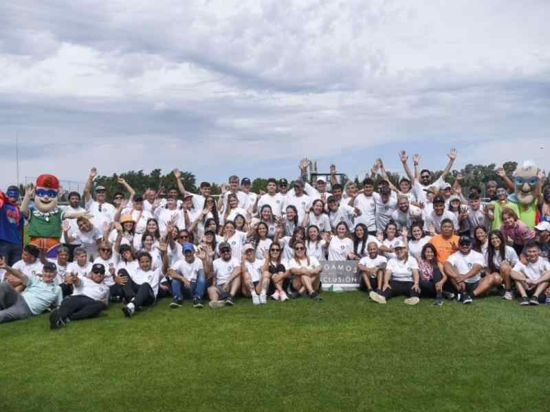 jóvenes de granja andar al aire libre