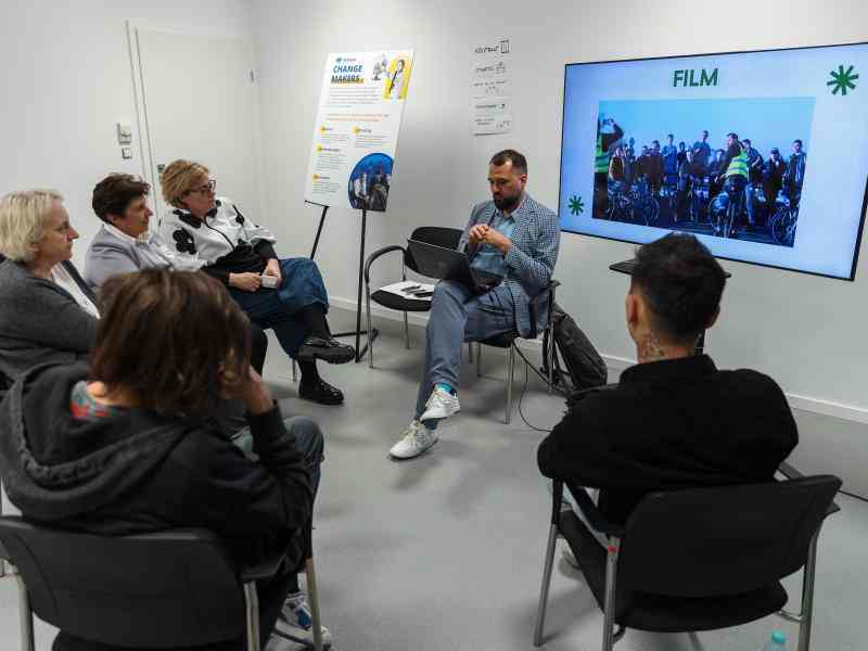 A grop of people listening to presentation